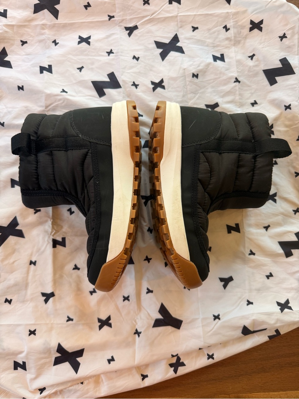 Columbia Black Womens Insulated Pull-On Boots with Gum Outsole - Picture 8 of 10